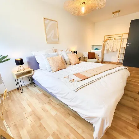 Stilvolle 3-zimmer In Mit Balkon Und Guter Autobahnanbindung דירה